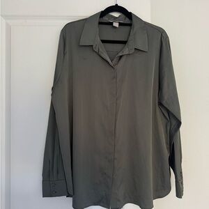 H&M women’s satin long sleeve button down shirt blouse top size XL